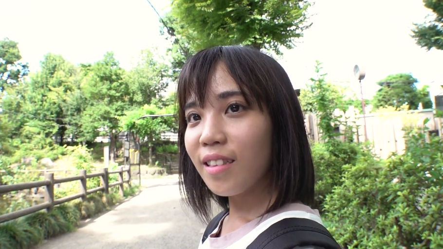 自然光 · 背包 · 神情自然 · 背着黑色双肩包 · 室外 · 脸部正面特写