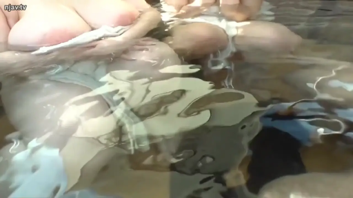 坐姿 · 全裸 · 胸部特写 · 抚摸 · 水下 · 浴池