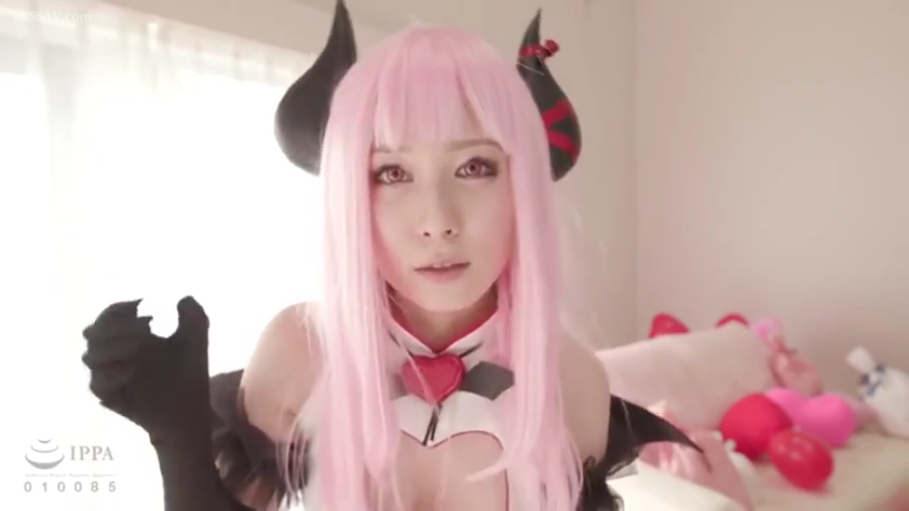 寝室 · 顔のクローズアップ · 恶魔角 · 眼神诱惑 · 动漫角色服饰 · 背景有粉色枕头