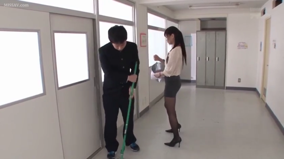 平静 · OL风格职业装 · 学校走廊 · 水桶 · 两人全身照