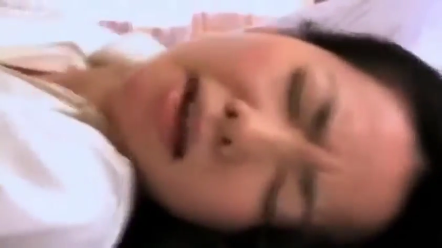室内 · 脸部特写 · 白色衬衫 · 仰卧 · 呻吟 · 长发 · 高潮脸