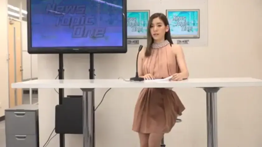 坐姿 · 全身 · 麦克风 · 播报 · 新闻演播室 · 专业 · 女主播 · 棕色无袖连衣裙