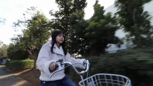 平淡 · 自行车 · 蓝色牛仔裤 · 道路 · 中景镜头 · 移动镜头
