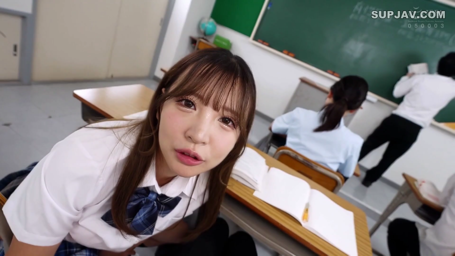 教室 · 紧张 · 白色学生衬衫 · 女学生面部特写 · 校服领结 · 背景有其他同学