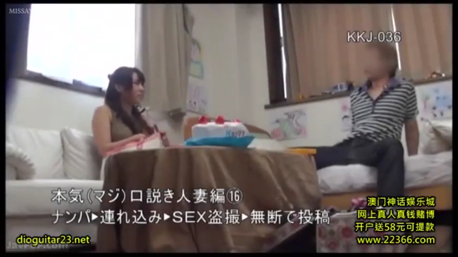 卧室 · 条纹短袖T恤 · 广告水印 · 生日蛋糕 · 交谈中