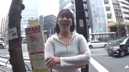 自然交谈 · 人物半身特写 · 城市街道 · 室外背景 · 白色拉链连帽卫衣 · 路标牌