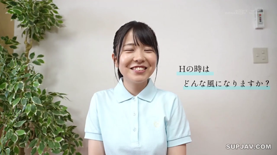 室内 · 微笑 · 面部特写 · 绿植 · 访谈 · 正面坐姿 · 日文字幕 · 浅蓝色POLO衫