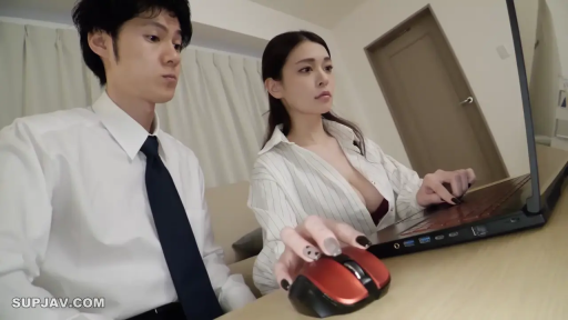 室内 · 坐姿 · 专注 · 巨乳 · 半身 · 办公 · 鼠标 · 衬衫开扣