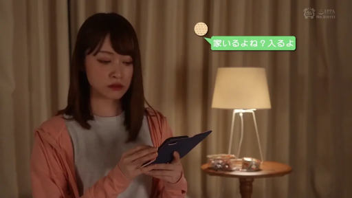 卧室 · 忧虑 · 手持手机特写 · 淡粉色连帽外套 · 翻盖手机壳 · 字幕显示“在家吧？我进来了”
