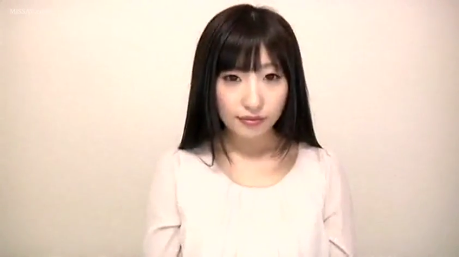 室内 · 面部特写 · 注视镜头 · 浅色上衣 · 正面坐姿 · 黑长直 · 自然表情