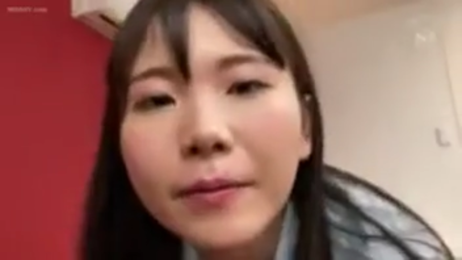室内 · 五官细节 · 注视 · 浅色上衣