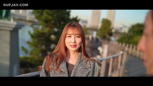 中景 · 站姿 · 微笑 · 注视 · 栏杆 · 户外走廊 · 呢子大衣 · 正常人像