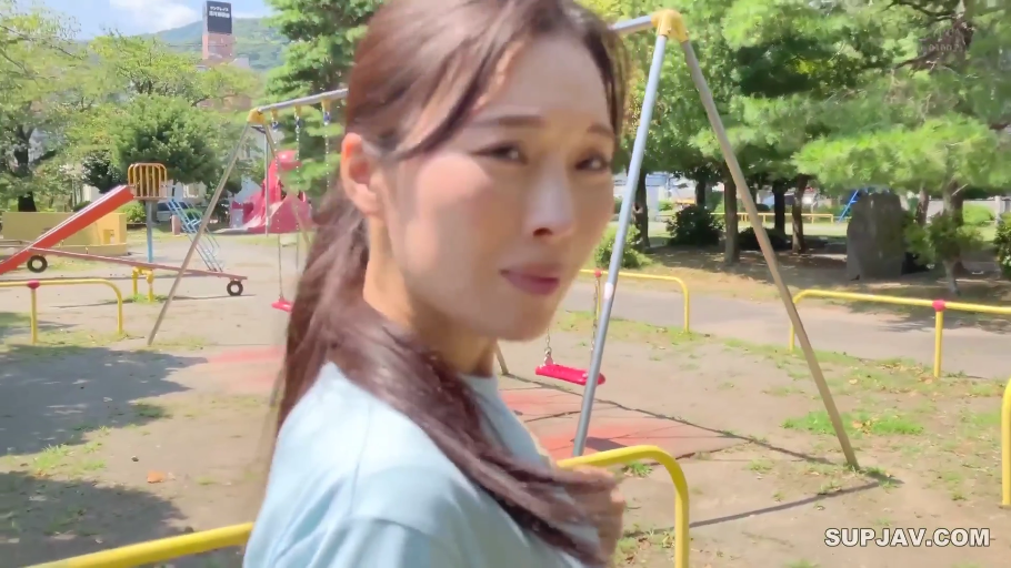 Close-up of the face · 游乐场 · Outdoor Sunshine · Swing · 浅蓝色T恤 · 回眸