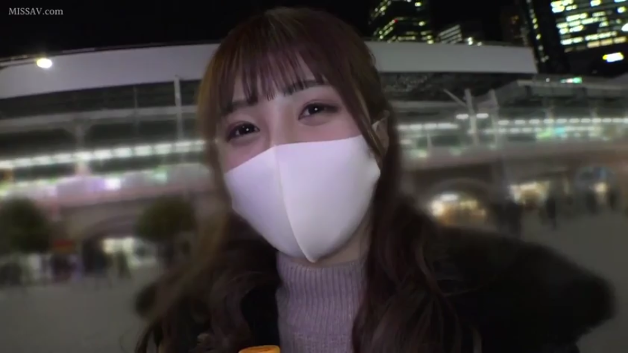 温柔 · 面部特写 · 深色外套 · 口罩 · 车站广场 · 夜晚灯光