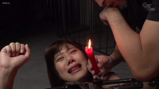 脸部特写 · 仰卧 · 裸体 · BDSM · 痛苦 · 牢房 · 滴蜡 · 红色蜡烛
