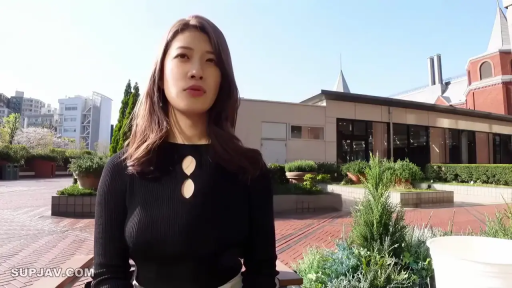 坐姿 · 中景 · 凝视 · 户外 · 平淡 · 黑色镂空上衣 · 长发熟女