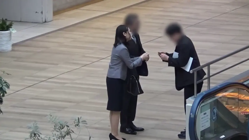 灰色西装外套 · 公文包 · 办公大楼大厅 · 职业表情