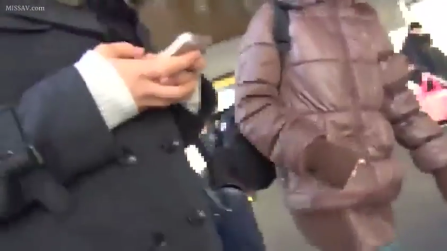 手机 · 偷拍视角 · 棕色羽绒服 · 街头