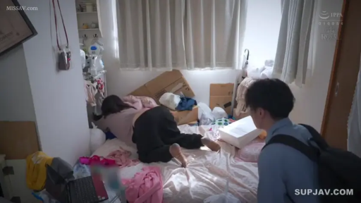 背包 · 不可见 · 杂乱的卧室 · 女子背部臀部特写 · 男子身穿蓝色衬衫 · 房间内堆满纸箱和衣物