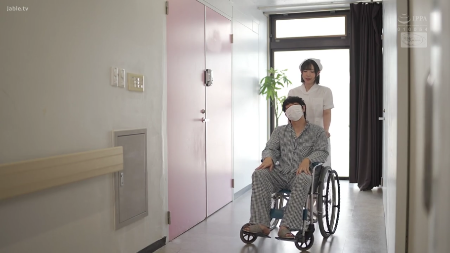 格纹病号服 · 护士帽 · 医院走廊 · 护士面带微笑