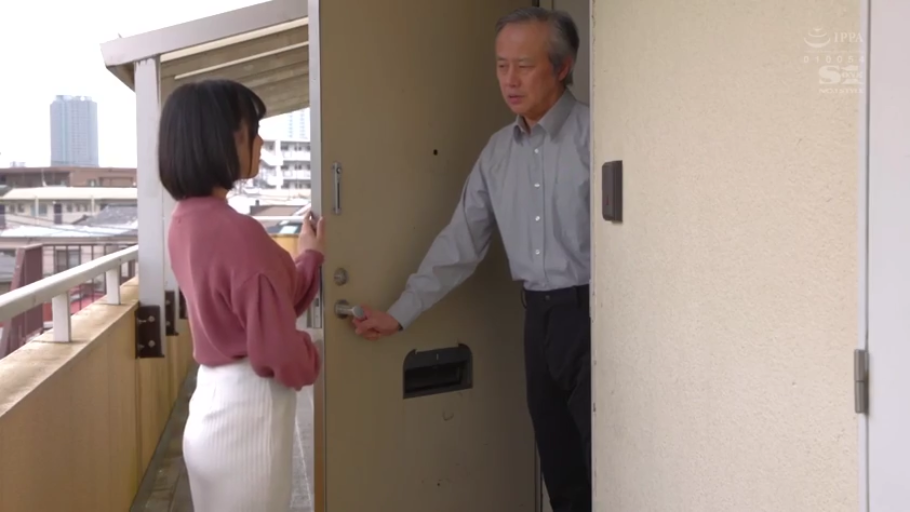 开门 · 严肃 · 中景 · 面对面站立 · 门把手 · 公寓走廊 · 灰色衬衫 · 老年人