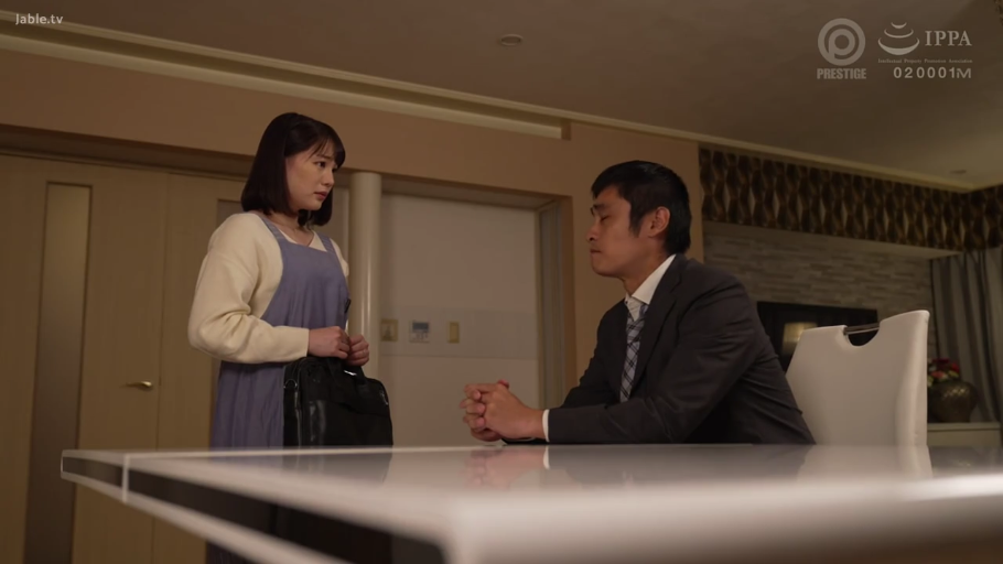 室内客厅 · 公文包 · 两人上半身特写 · 女子身穿浅色针织衫外搭蓝色围裙 · 女子表情严肃且略带不安