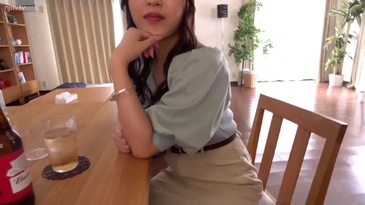 托腮 · 微笑 · 客厅 · 半身 · 注视镜头 · 啤酒瓶 · 米色长裤