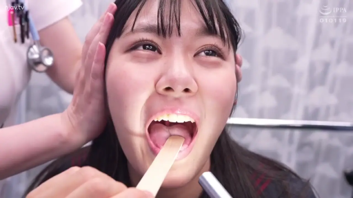 护士服 · 口腔内部 · 诊室 · 压舌板 · 注视上方