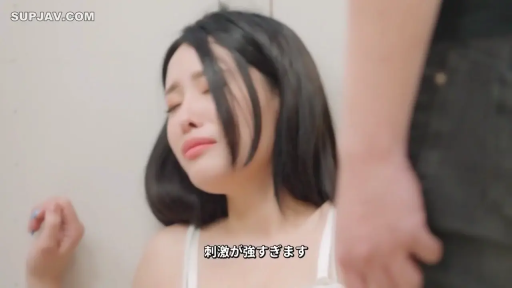 室内 · 脸部特写 · 白色吊带 · 痛苦销魂 · 接受刺激 · 靠墙瘫坐