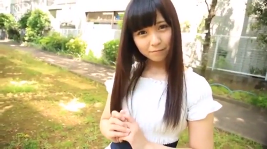 站立 · 微笑 · 面对镜头 · 上半身 · 白色荷叶边上衣 · 户外公园 · 黑长直