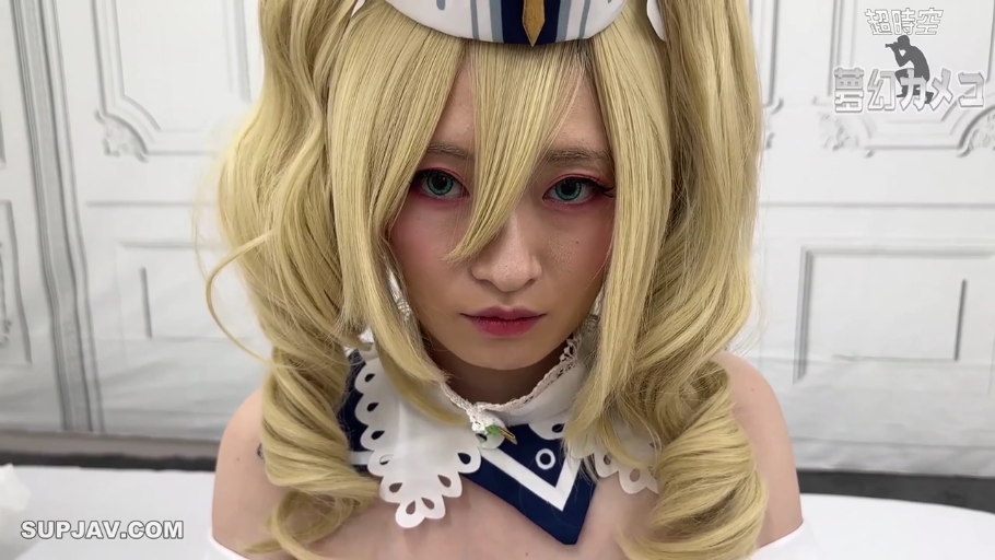 眼睛特写 · 室内摄影棚 · Cosplay服饰 · 面无表情 · 精致妆容 · 二次元角色发饰
