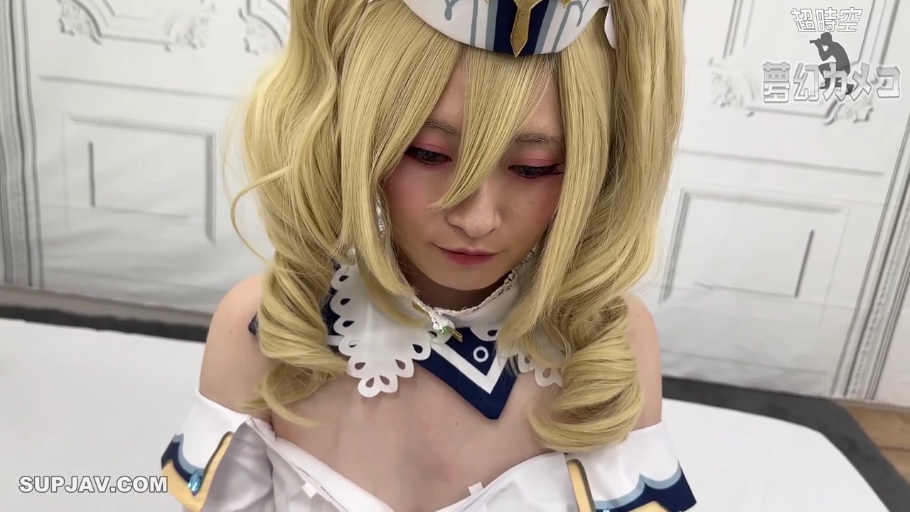 羞涩 · 室内摄影棚 · 肩部特写 · 头饰 · 妆容精致 · 白色花边领子