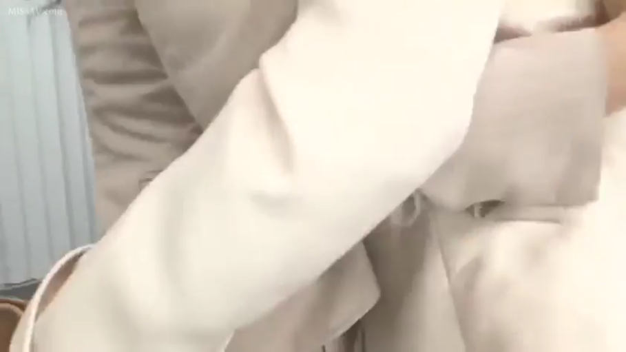 室内 · 拥抱 · 西装 · 躯干特写 · 亲密接触 · 不可见