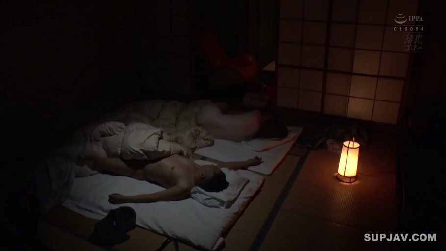 和室 · 裸体 · 昏暗灯光 · 地灯