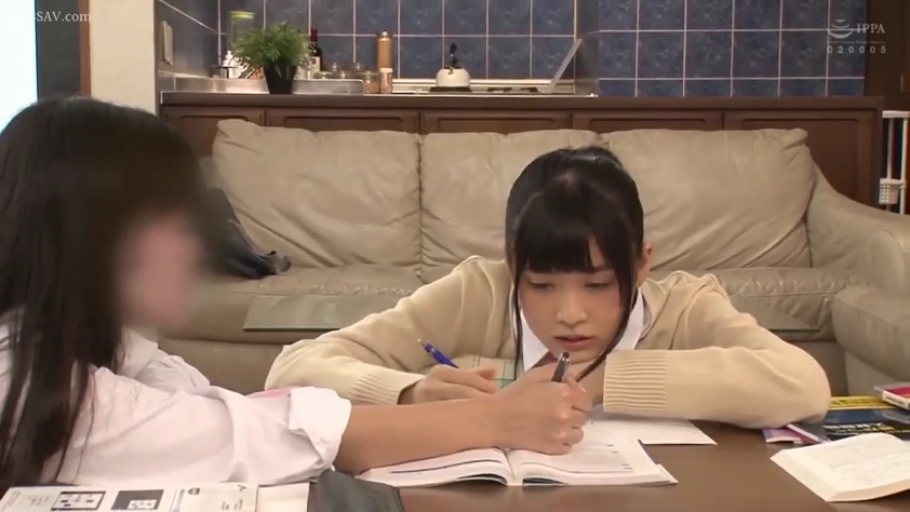 坐姿 · 校服 · 专注 · 客厅 · 半身 · 剧情 · 书本 · 写字