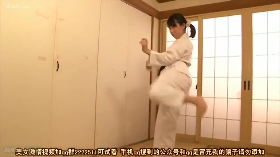 专注 · 日式房间 · 白色空手道服 · 画面下方有干扰性文字广告