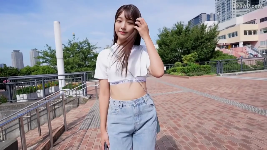 微笑 · 上半身特写 · 广场 · 户外背景 · Calvin Klein运动内衣带