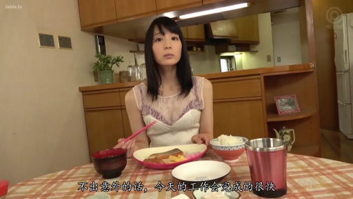 坐姿 · 平静 · 中文字幕 · 餐厅 · 用餐 · 餐具 · 半身像 · 蕾丝裙