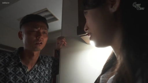 室内 · 逆光效果 · 男人穿暗色印花衬衫 · 女人侧脸 · 女人侧颜神情