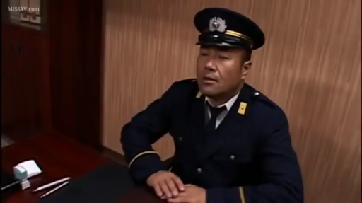 认真 · 值班室 · 保安制服 · 上半身中景 · 制服帽