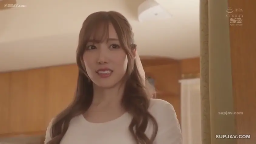 室内 · 站姿 · 微笑 · 半身特写 · 注视 · 长发 · 白色紧身衣