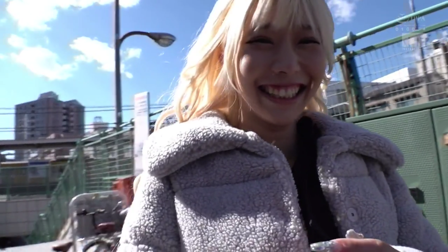 站立 · 屋外 · 近景 · 开心 · 撩发 · 阳光 · 自行车 · 羊羔绒外套