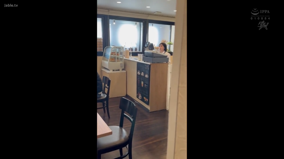 平静 · POV视角 · 咖啡店 · 收银机 · 白色工作服