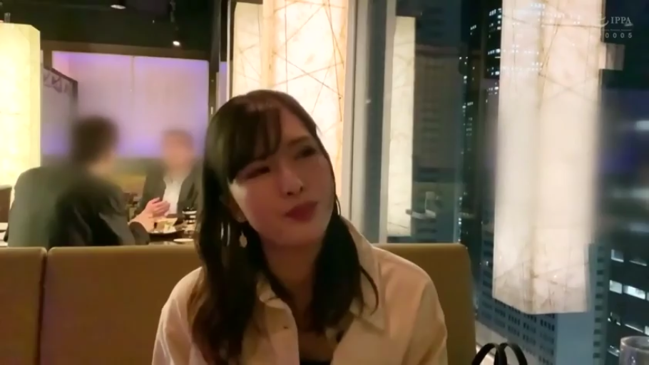 坐姿 · 城市夜景 · 近景 · 酒吧 · 从容 · 进餐 · 高脚杯 · 米白色衬衫