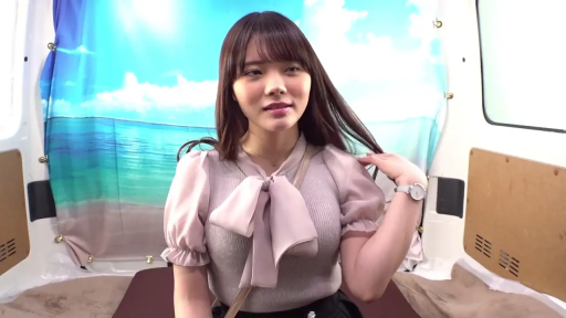 坐姿 · 甜美 · 半身 · 衬衫 · 车内 · 柔和 · 手表 · 撩发