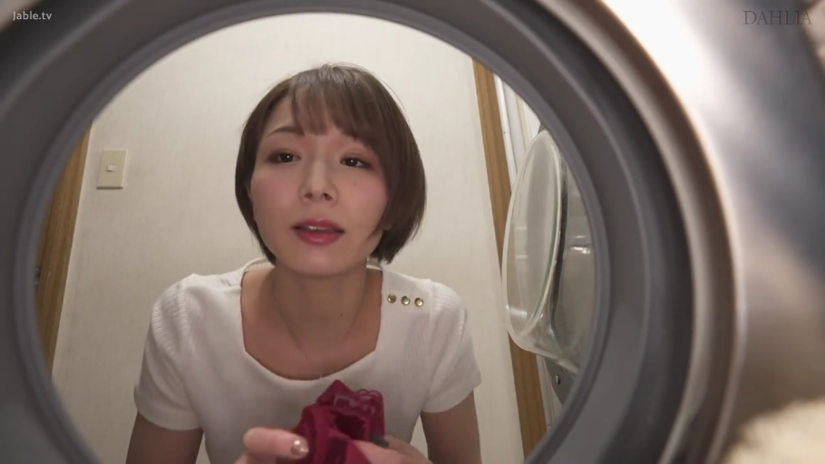 平静 · 手部特写 · 洗衣机视角 · 洗衣机 · 洗衣房 · 白色短袖上衣