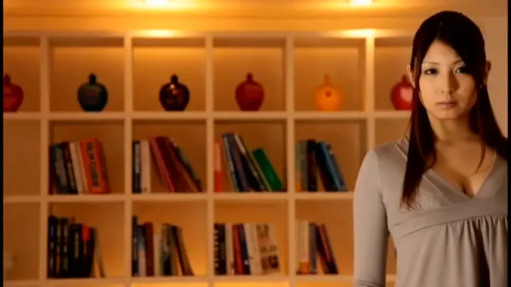 严肃 · 站姿 · 半身特写 · 注视镜头 · 长发 · 书架 · 室内书房 · 灰色深V长袖