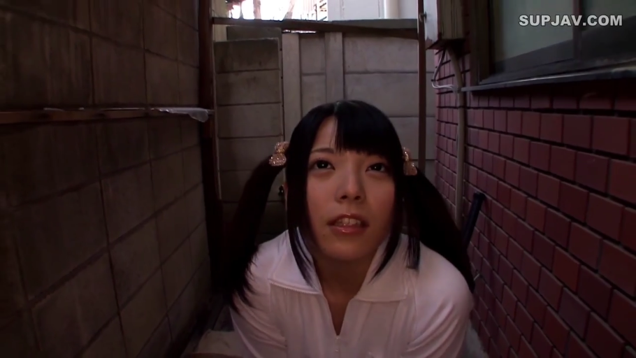 顺从 · 面部特寫 · 室外小巷 · 白色运动服 · 口交