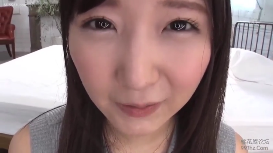 眼睛特写 · 卧室 · 深情注视 · 灰色无袖上衣 · 光线明亮
