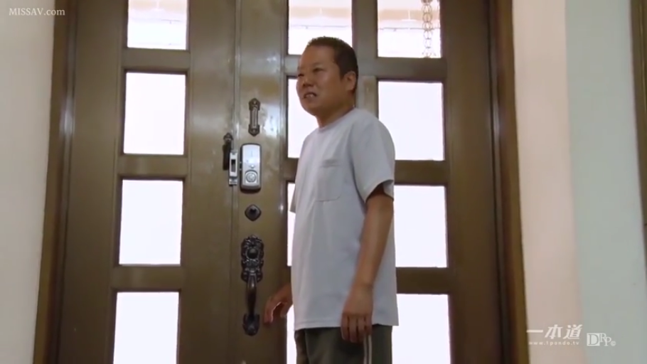 站立 · 中景 · 微笑 · 门口 · T恤 · 等待